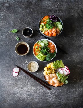 Havai somonu ve deniz yosunu, avokado, mango, çiğ sebze ve susam tohumlu karides kabı düzleştirildi. Üst görünüm, alanı kopyala