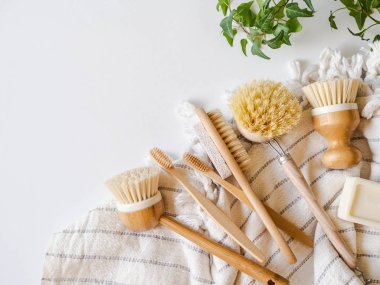 Bulaşık fırçası, bambu diş fırçası, bambu havlu. Sürdürülebilir yaşam tarzı sıfır atık kavramı. Atık bırakmadan temizlik. Plastik nesne yok.