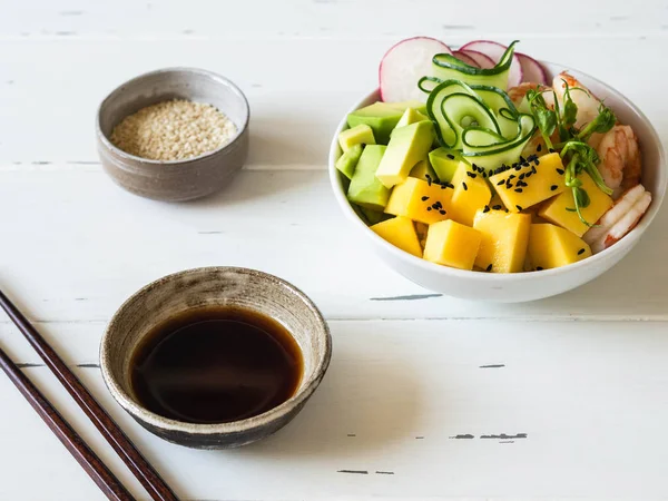 Havajské krevety Poke Bowl s zeleninou, mango a rýže na bílém dřevě pozadí — Stock fotografie