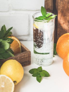 Beyaz arka planda buzlu ev yapımı limonata..