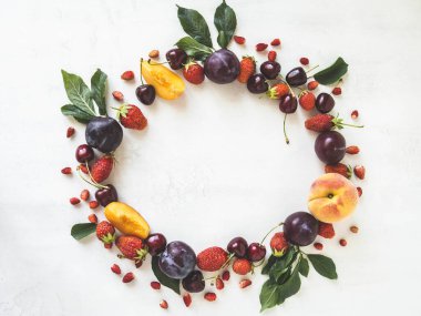 Beyaz arka planda çeşitli meyve ve meyveler. Çilek, yabani çilek, kiraz, şeftali, erik. Boşluğu kopyala