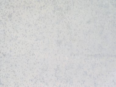 Eski bir demir duvarın yüzeyinde çizikler ve çatlaklar var.