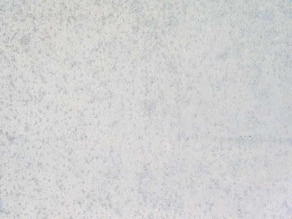 Eski bir demir duvarın yüzeyinde çizikler ve çatlaklar var.