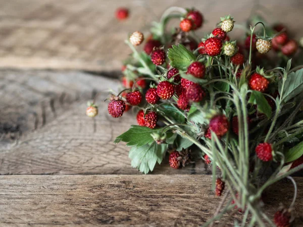 Μπουκέτο Ώριμες Φράουλες Φύλλα Φόντο Ρουστίκ Ξύλου Αντίγραφο Χώρου — Φωτογραφία Αρχείου