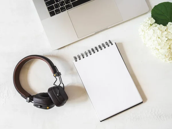 Ruang Kerja Meja Kantor Rumah Dengan Laptop Papan Klip Dengan — Stok Foto