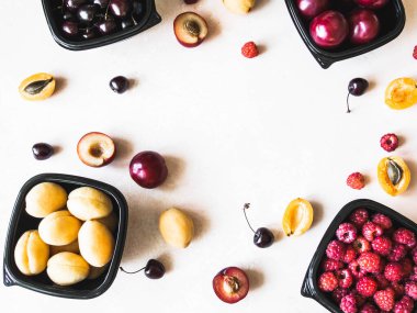 Taze böğürtlenler tepsilerde toplanır. Vitamin zengini meyveler kutularda paketlenir. Bir mağazada satılık çeşitli meyveler. Lezzetli meyveler.