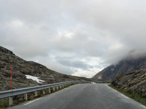 Estrecha Carretera Asfalto Alto Las Montañas Día Nublado Gris — Foto de Stock