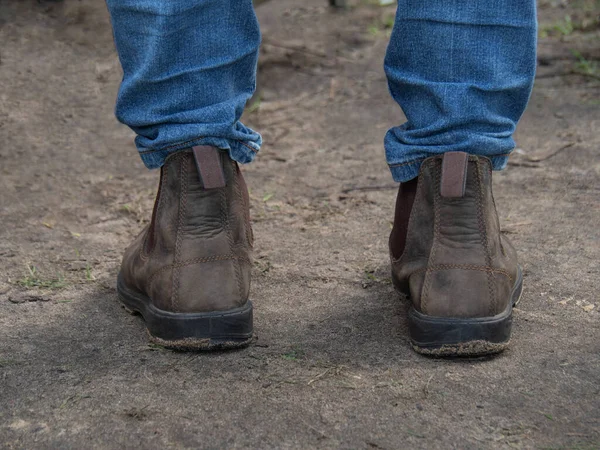 Beine Eines Mannes Der Blauen Jeans Und Lederbraunen Schuhen Auf — Stockfoto