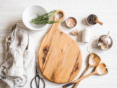 Mutfak yemekleri düzdü. Çeşitli malzemeler, mutfak gereçleri ve metninizi arka plana yerleştirmek için tahta tahtalar. Üst görünüm.