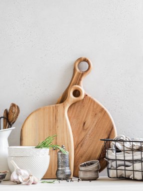 Bulaşık ve mutfak gereçleri seti arka plan, ev mutfak dekorasyonu konsepti, ön görüş, yer kopyalama