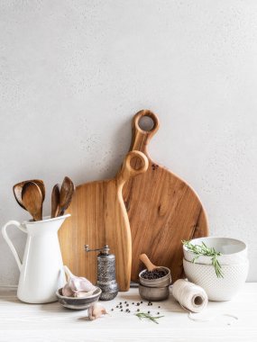 Bulaşık ve mutfak gereçleri seti arka plan, ev mutfak dekorasyonu konsepti, ön görüş, yer kopyalama