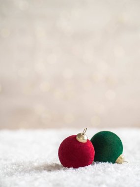 Ön planda suni kar ve parlak çelenklerle kaplı bulanık bir arka planda noel balosu. Uzayı kopyala Ön manzara. En az bulanık arkaplan