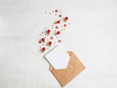 El işi zarfında boş kart ve çeşitli noel dekorları beyaz arka plan Tatil ve davetiye maketi.