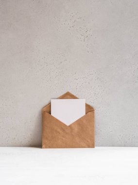 Kraft zarfını ve gri duvarın yanındaki boş kartpostalı aç. Boşluğu kopyala