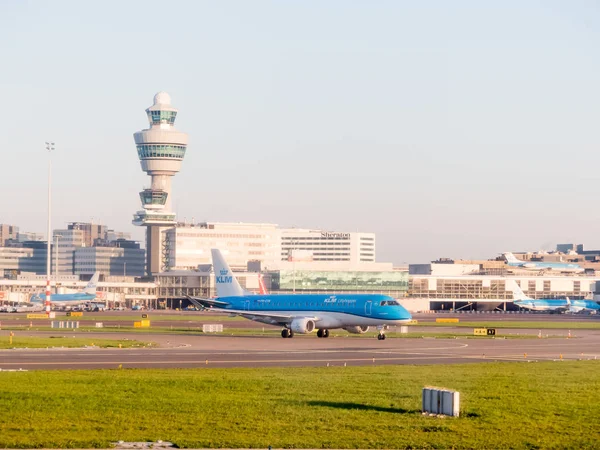 Schiphol Airport, Hollanda - 2 Mayıs 2018: Klm uçak Hollanda Schiphol havaalanında,