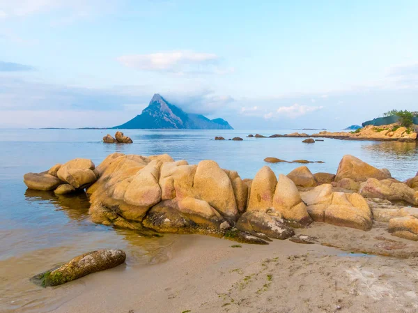 Vista Sulla Spiaggia Della Sardegna Costiera Con Vista Sull Isola — Foto Stock