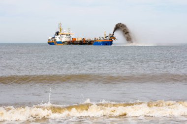 Kijkduin, Lahey, Hollanda - 2 Nisan 2011: pompa kum plaj sahil savunma için üzerine gemi