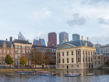 Lahey, Hollanda - 12 Ekim 2017: şehir manzarası Binnenhof ve göl ön planda
