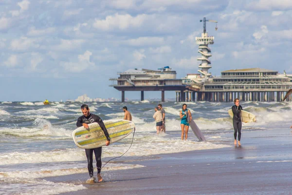 Scheveningen Nederland Augustus 2013 Groep Jonge Mensen Met Surfplanken Het — Stockfoto