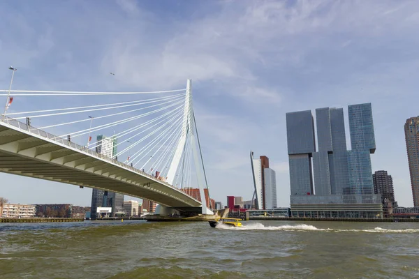 ロッテルダム オランダ 2018 エラスムス吊り橋横断忙しい新しいマース川と反対側にモダンな建物 — ストック写真