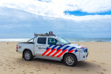 Kijkduin, Lahey, Hollanda - 17 Haziran 2018: polis Sahil devriye aracı güneşli Lahey Plajı'nda beklemede