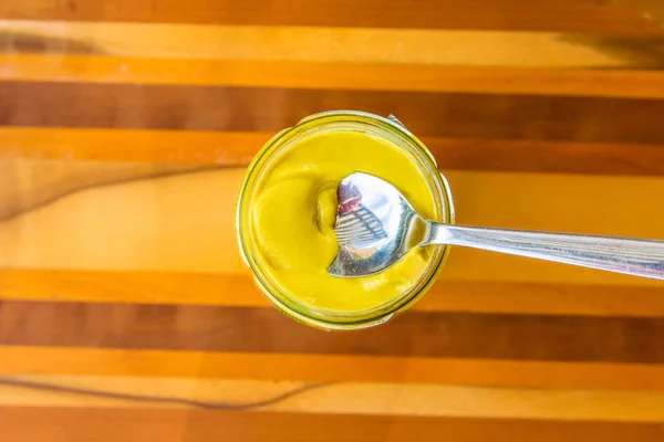 Pot Van Dijon Mosterd Saus Kleur Hout Achtergrond — Stockfoto