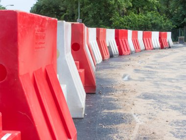 Lahey, Hollanda - 16 Haziran 2018: yeni inşa edilmiş yolda plastik engelleri