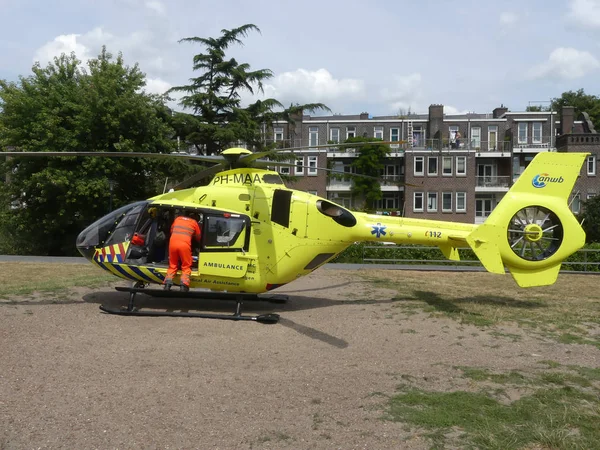 Rietland アムステルダム オランダ 2018 交通事故の犠牲者に出席するためアムステルダムでの外傷の救急医療ヘリコプターの土地 — ストック写真