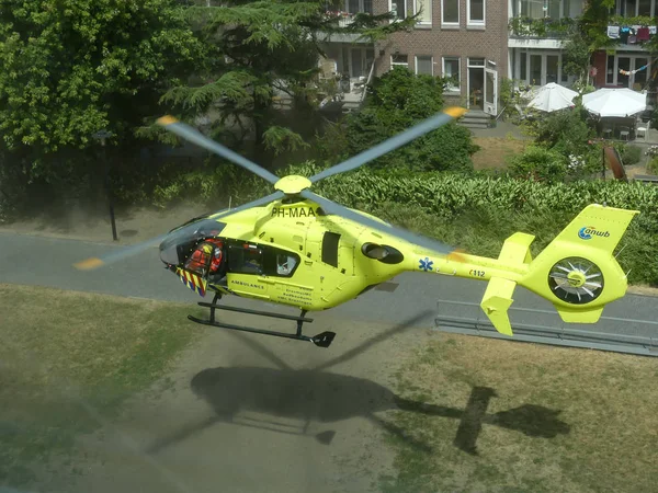 Rietland アムステルダム オランダ 2018 交通事故の犠牲者に出席するためアムステルダムでの外傷の救急医療ヘリコプターの土地 — ストック写真