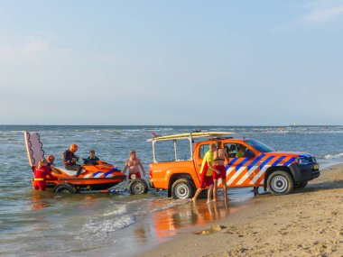 Lahey, Hollanda - 21 Temmuz 2018: Hollandalı cankurtaranlar başlatmak yanıt acil arama için bir sörf kayak