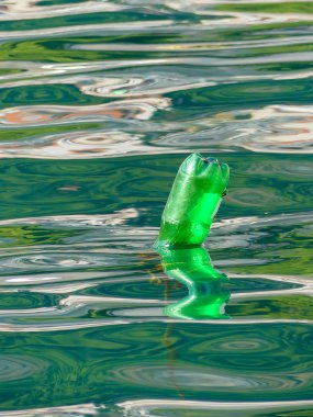 deniz yeşil şişe şeklinde plastik kirliliği