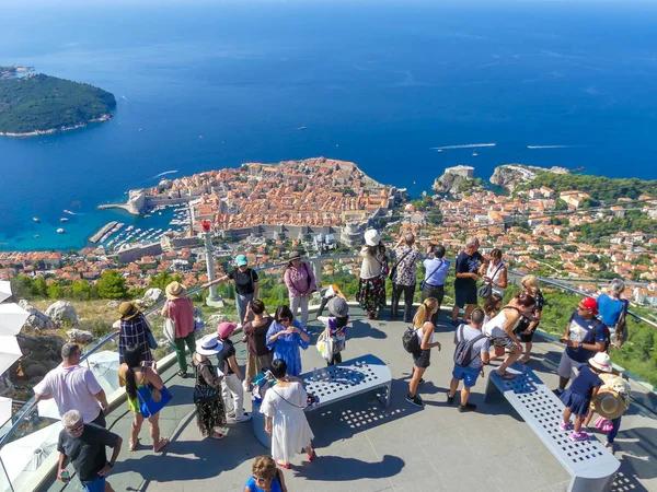 Dubrovnik, Hırvatistan - 4 Ağustos 2018: panorama arıyor turistler eski şehir histoic unesco anıt platformu görüntülemesine görüntülemek
