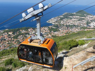 Dubrovnik, Hırvatistan - 4 Ağustos 2018: teleferik Dubrovnik yukarıda dağın tepesine ulaşan