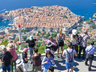 Dubrovnik, Hırvatistan - 4 Ağustos 2018: panorama arıyor turistler eski şehir histoic unesco anıt platformu görüntülemesine görüntülemek