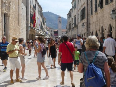 Dubrovnik, Hırvatistan - 3 Ağustos 2018: kalabalık ve popüler tarihi Dubrovnik'in