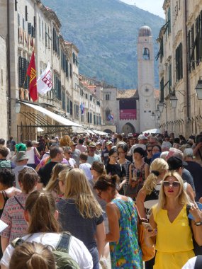 Dubrovnik, Hırvatistan - 3 Ağustos 2018: kalabalık ve popüler tarihi Dubrovnik'in