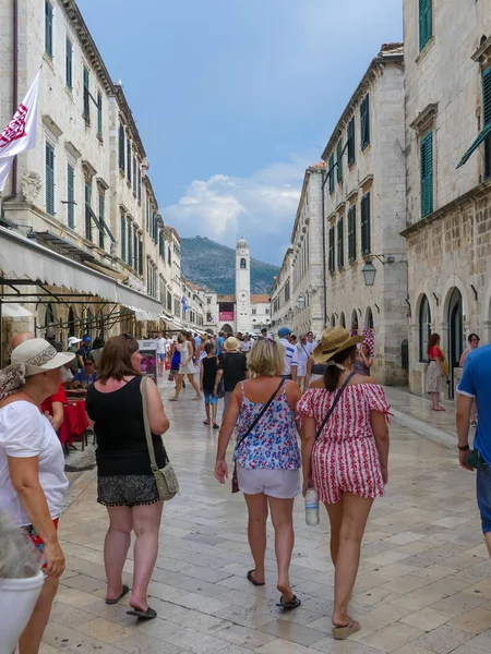 Dubrovnik, Hırvatistan - 3 Ağustos 2018: kalabalık ve popüler tarihi Dubrovnik'in