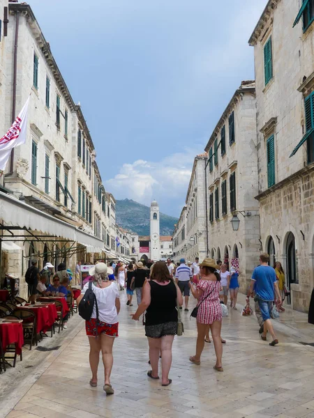 Dubrovnik, Hırvatistan - 3 Ağustos 2018: kalabalık ve popüler tarihi Dubrovnik'in