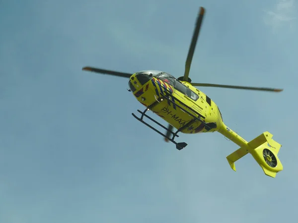 Rietland park, Amsterdam, Hollanda-18 Temmuz 2018: acil tıbbi travma helikopter iniyor trafik kazası mağdurları katılmak Amsterdam