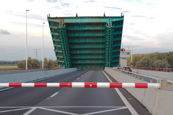Haringvlietbrug, Нидерланды - 30 сентября 2018 года: мост Харингвлит начинает опускаться в Zuid Holland
