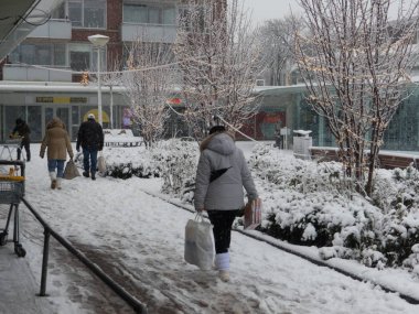 Lahey, Hollanda - 10 Aralık 2017: karla kaplı Caddesi dışında kaygan yolları üzerinde yürüyen insanlar ile alışveriş merkezi yakınlarında