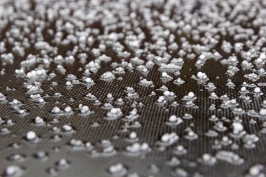 trambolin üzerinde bir dolu fırtınasını sonra yalan dolu taşlar