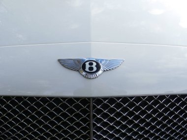 Lahey, Hollanda - 11 Kasım 2018: Bentley kanatlı beyaz arka plan B rozet