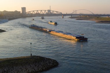 Nijmegen, Hollanda - 16 Kasım 2018: kargo nehir mavnalar Nijmegen düşük river düzeyleri döneminde geçen
