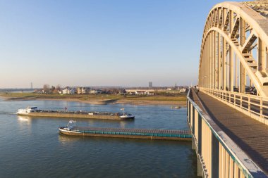 Nijmegen, Hollanda - 16 Kasım 2018: kargo nehir mavnalar Nijmegen waal köprünün altından geçen düşük river düzeyleri süre içinde