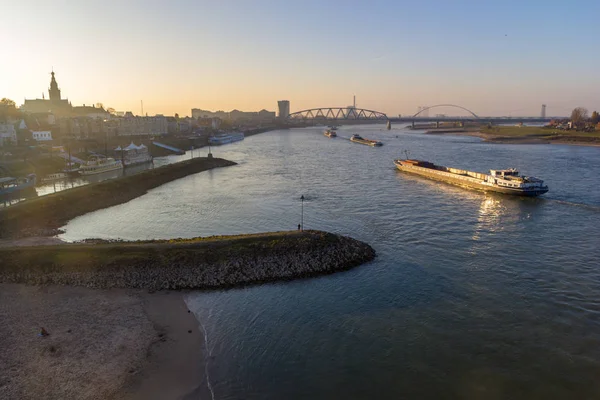 Неймеген Нідерланди 2018 Листопада Вантажні Баржі Річка Проходить Поблизу Nijmegen — стокове фото