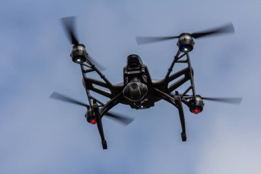 yüksek uçan uçak aşağıdan görüntülendi