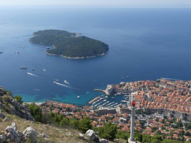 Dubrovnik, Hırvatistan - 4 Ağustos 2018: panorama arıyor turistler eski şehir histoic unesco anıt platformu görüntülemesine görüntülemek