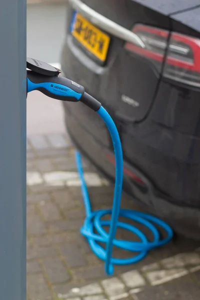 荷兰海牙 2019年1月26日 在繁忙的城市街道上停放混合动力电动车 在电站用电源插头充电 — 图库照片
