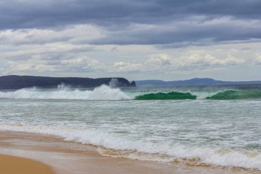 Macera Bay Beach karantinasıyla Cape Raoul ile arka planda geniş genişlik